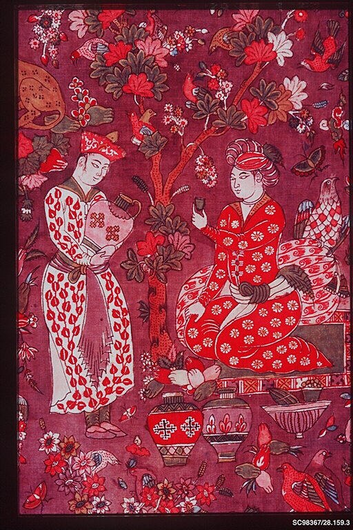 Gemälde eines Mannes und einer Frau in traditioneller chinesischer Kleidung umgeben von Blumen, Vögeln und anderen Gegenständen, gerahmt in einem Fotoраhmen.