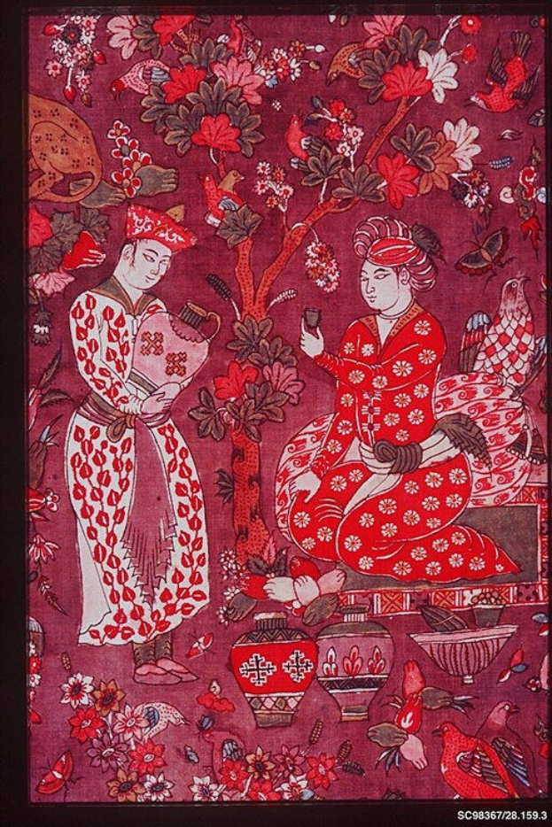 Gemälde eines Mannes und einer Frau in traditioneller chinesischer Kleidung umgeben von Blumen, Vögeln und anderen Gegenständen, gerahmt in einem Fotoраhmen.