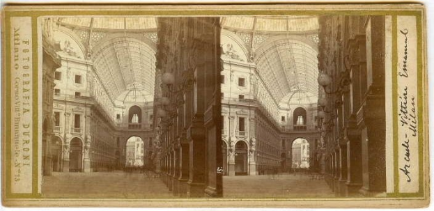 Altes Schwarz-Weiß-Foto eines Bibliotheksinneren mit Bögen, Säulen, Fenstern und einer sichtbaren Dachkonstruktion.