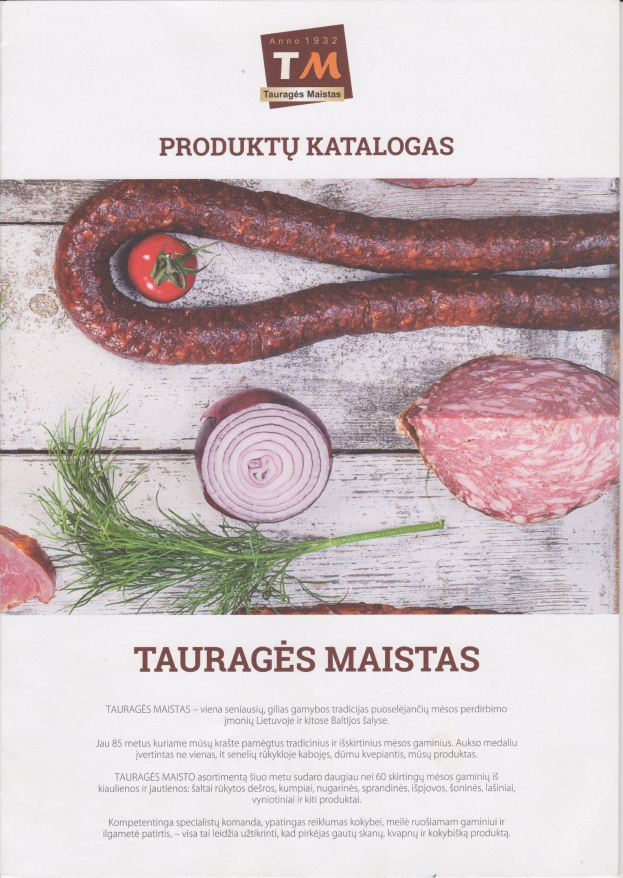 Ein Plakat mit einer Auswahl an Würsten, Zwiebeln und einer Tomate auf einer hölzernen Oberfläche, mit begleitendem Text, der das Produkt beschreibt.