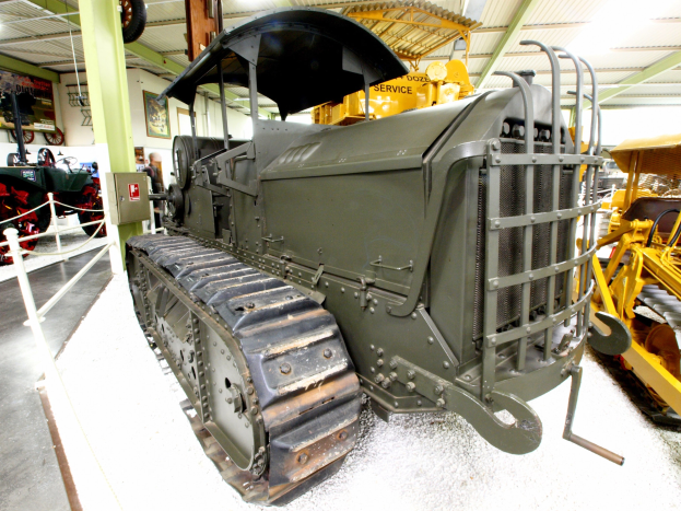 Altes militärisches Kettenfahrzeug im Museum ausgestellt