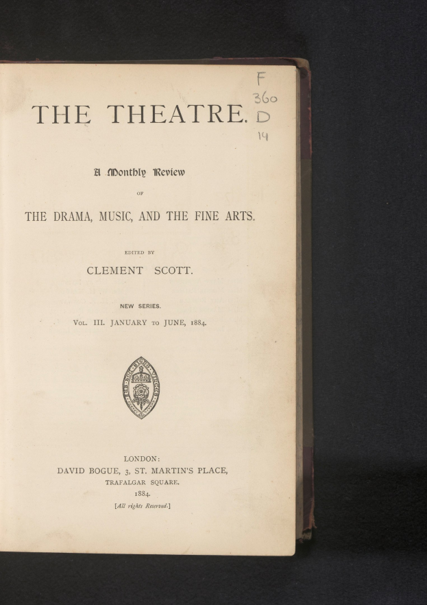 Offenes Buch mit dem Titel "The Theatre: A Monthly Review of the Drama, Music, and the Fine Arts" und sichtbarem Text und einem Logo auf der Seite.