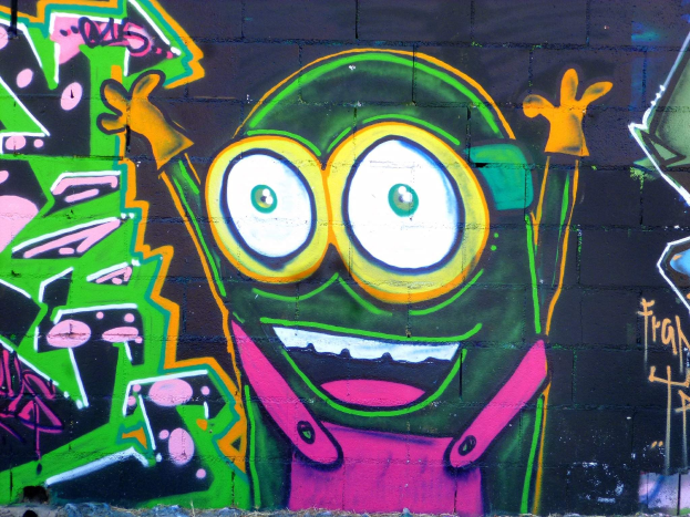 Buntfarbige Cartoon-Graffiti-Figur auf einer Wand gemalt.