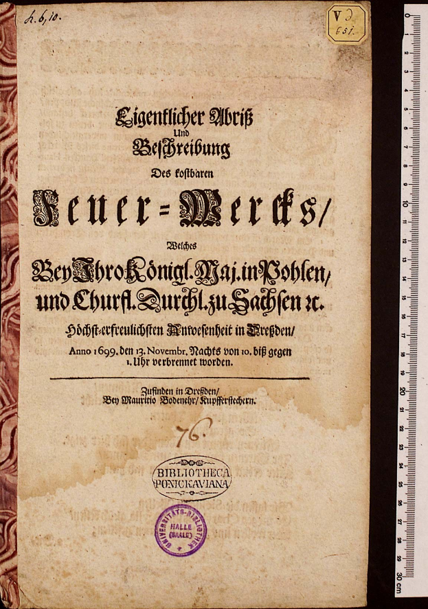 Altes Buch mit dem Titel "Bibliotheca Ponckaviana 1699-1810" mit Text und einem Stempel neben einer Lineale auf einem schwarzen Hintergrund.