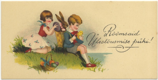 Alte Postkarte, die zwei Kinder zeigt, die auf dem Gras sitzen, eines hält einen Korb mit Ostereiern und das andere ein Spielzeug, im Hintergrund ein Plakat mit Text.