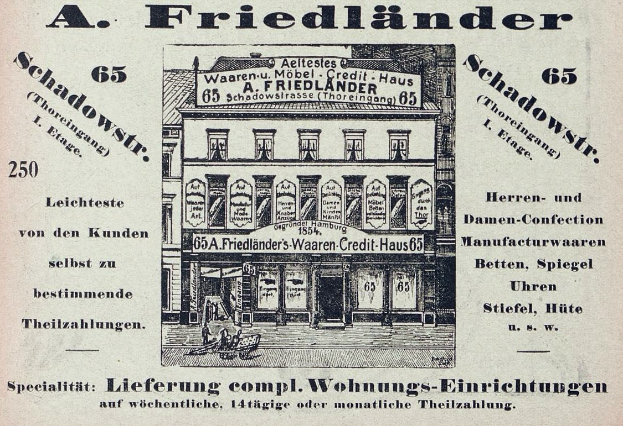 Schwarz-weiß-Fotografie einer alten Werbung für einen Friedländer-Laden in Deutschland, die ein Gebäude mit Text auf der Fassade zeigt.