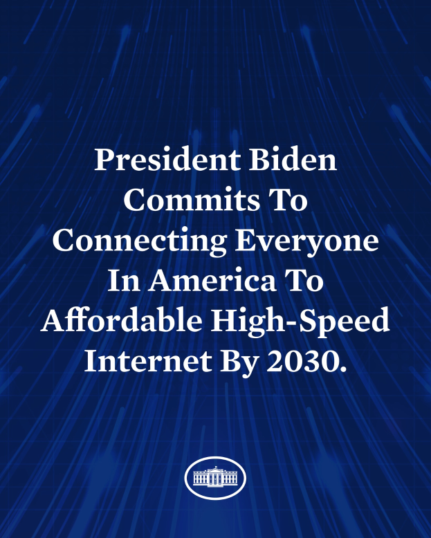 Ein blauer Hintergrund mit zentrierter weißer Schrift, die besagt: "Präsident Biden setzt sich dafür ein, bis 2030 jeden Amerikaner mit erschwinglichem Hochgeschwindigkeitsinternet zu verbinden."