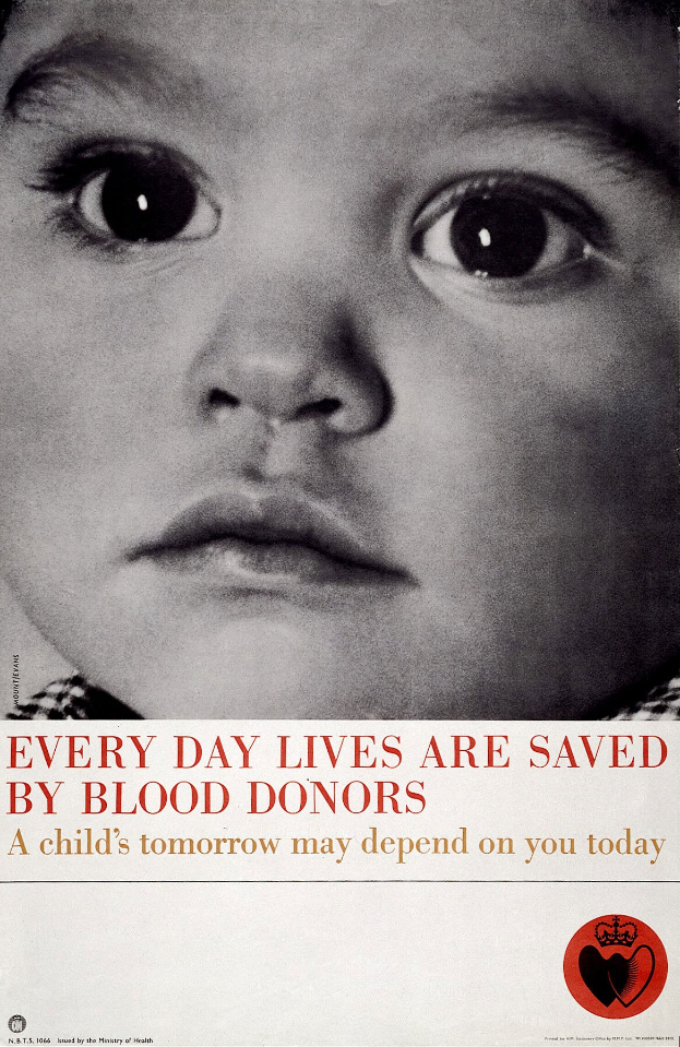 Plakat mit einem Kindergesicht in der Mitte, umgeben von fettem schwarzem Text, der "Jeden Tag werden durch Blutspender Leben gerettet." lautet.