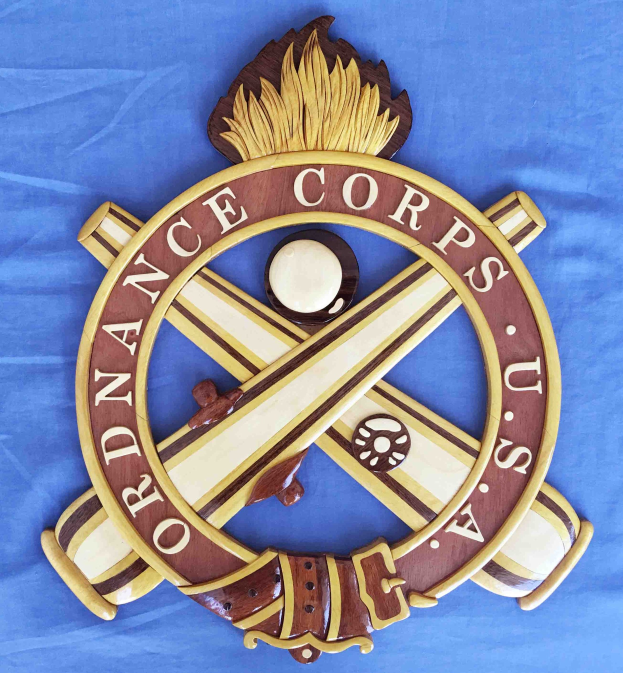 Holzschild mit "Ordnance Corps" in schwarzer Schrift, auf blauem Tuch montiert, mit einem weißen Stern auf navy-Blue-Hintergrund mit goldener Umrandung.