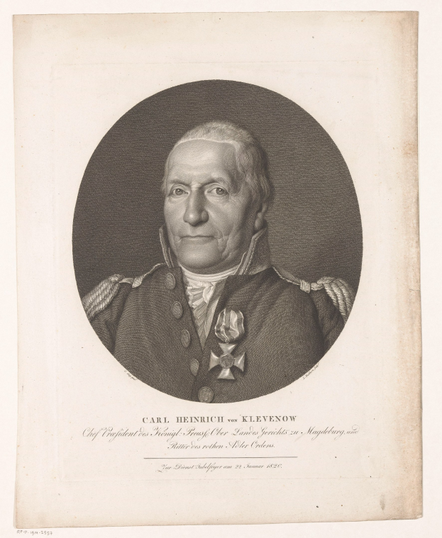 Schwarzes und weißes Porträt von Carl Heinrich von Klevenow in Militäruniform mit Text unten.
