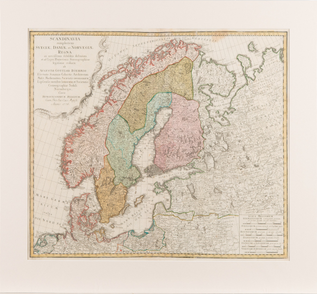 Ein gerahmtes Kartenbild von Skandinavien, das die Provinzen Schwedens und Norwegens hervorhebt.