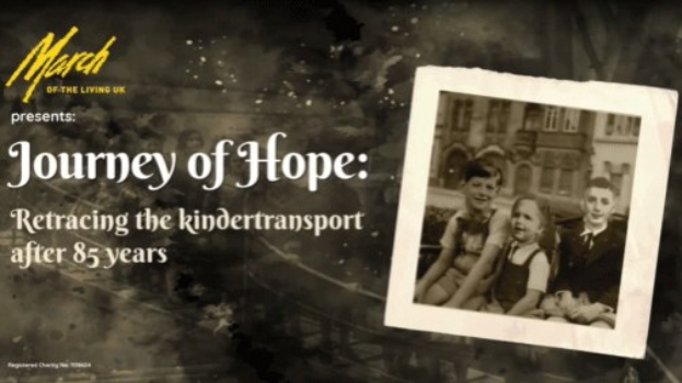 Plakat mit dem Titel "Reise der Hoffnung: Rückblick auf den Kindertransport nach 85 Jahren" mit einem Gruppenfoto auf der rechten Seite und Text auf der linken Seite vor einem hellblauen Himmel mit weißen Wolken.