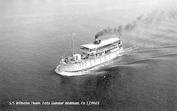 Schwarz-weißes Foto eines Boots mit Rauch, das auf dem Wasser fährt, mit Text unten.