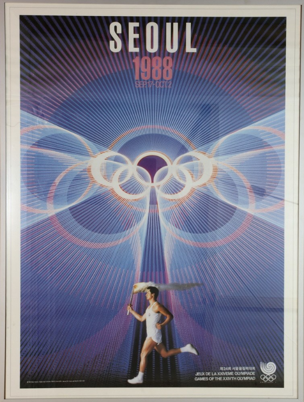 Plakat für die Olympischen Spiele 1988 in Seoul mit einem Läufer im Hintergrund und den Olympischen Ringen sowie der Aufschrift 'Olympische Spiele' oben.