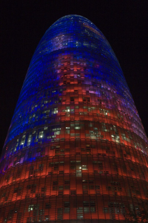 Ein Gebäude in der Mitte des Bildes.