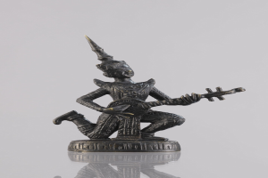 Bronzestatue eines Mannes, der eine Gitarre spielt, vor einem weißen Hintergrund.