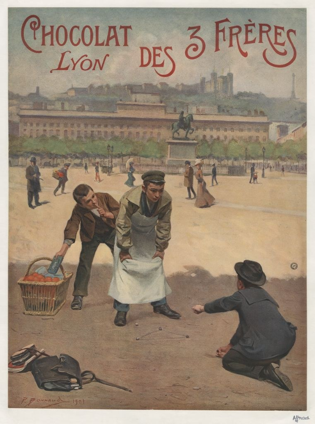 Plakat für "Chocolat des 3 Freres Lyon" mit Menschen mit einem Obstkorb vor einer Statue, Bäumen, Gebäuden und einem klaren blauen Himmel.