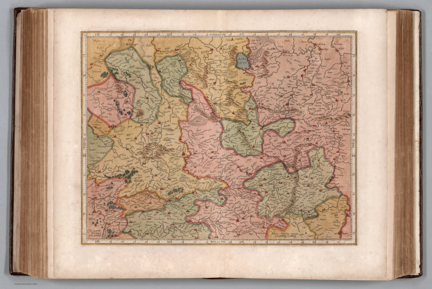 Offenes Buch zeigt detaillierte Karte von Deutschlands Regionen.