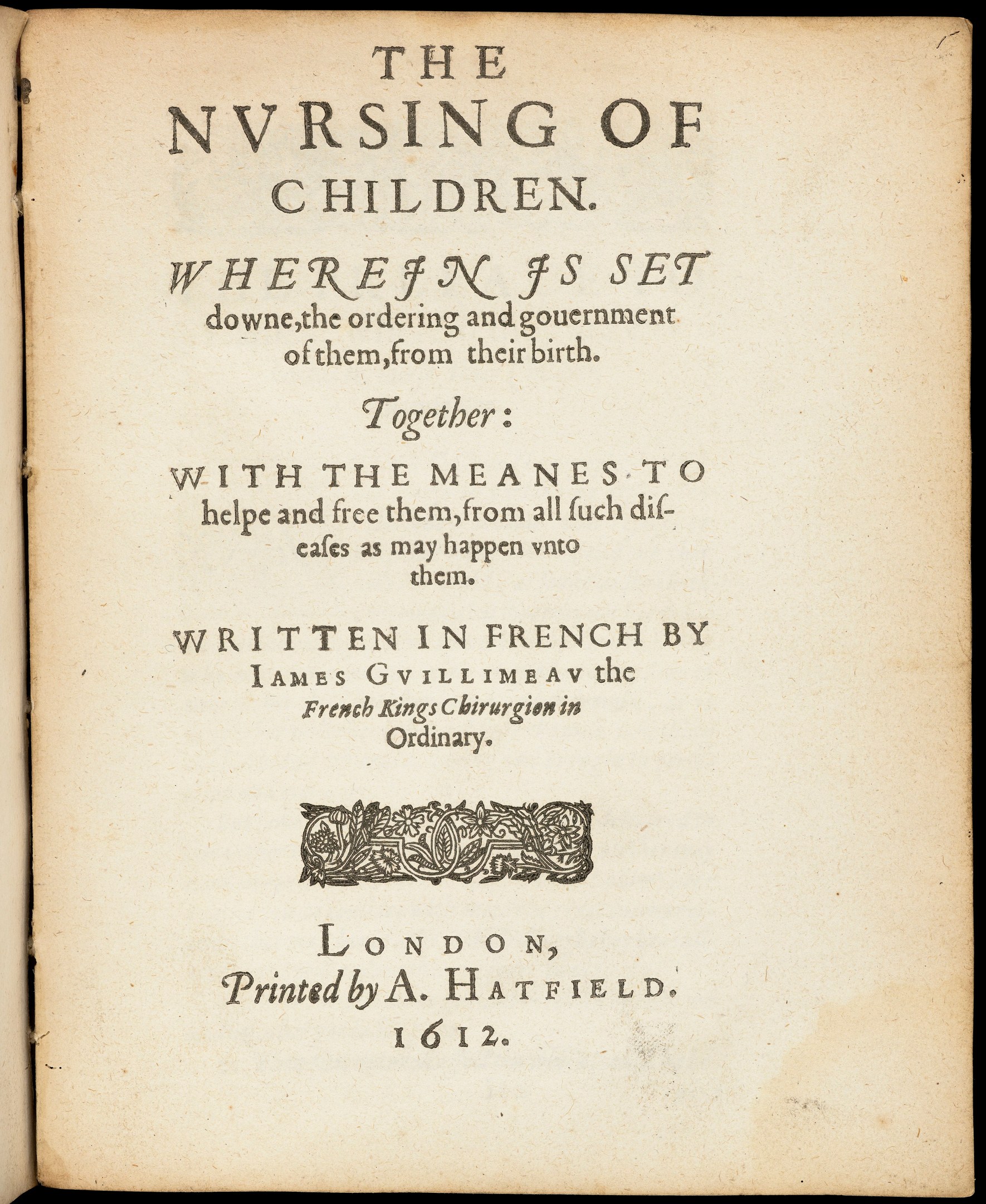 Offenes Buch mit dem Titel "Die Pflege von Kindern" in schwarzer Kursivschrift auf einem weißen Hintergrund, eingerahmt von einem dünnen schwarzen Rand, zeigt Altersspuren mit zerfransten Seitenrändern.