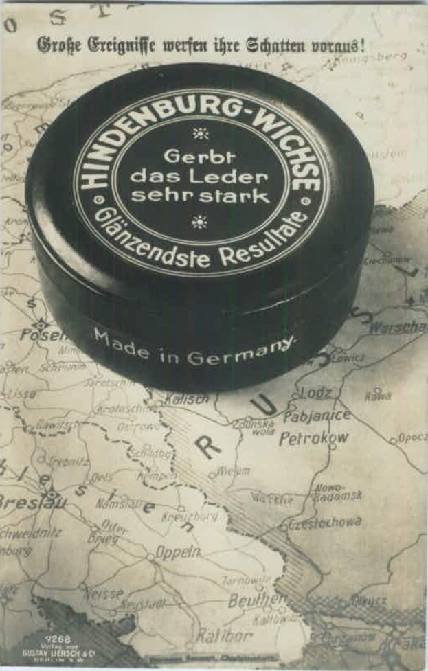 Ein Schwarz-Weiß-Foto einer Box mit der Aufschrift "Hindenburg-Wiche, Deutschland" mit einer Landkarte im Hintergrund.