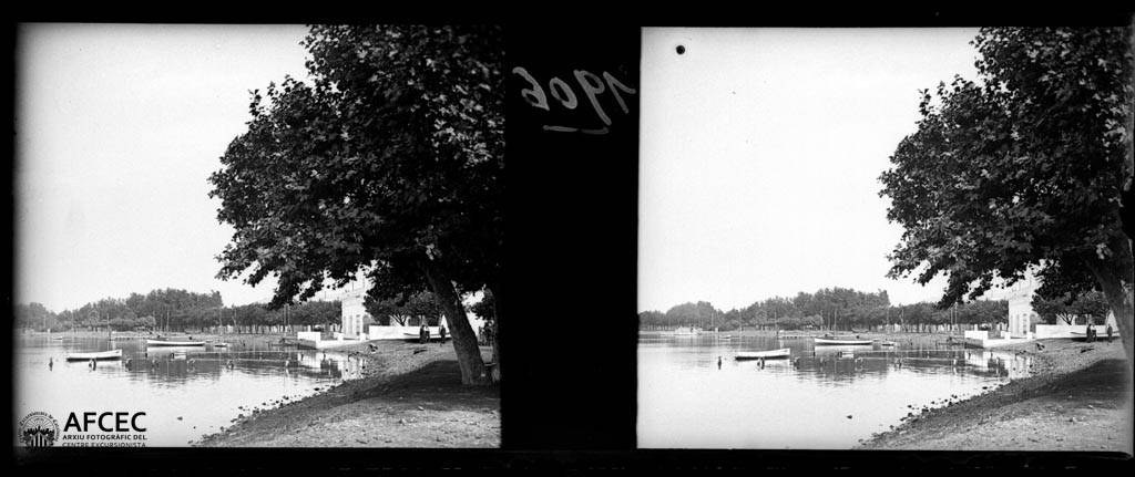 Schwarzes und weißes Foto eines Sees an der Seine in Paris, umgeben von Bäumen und Booten, mit dem Himmel im Hintergrund.