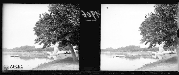 Schwarzes und weißes Foto eines Sees an der Seine in Paris, umgeben von Bäumen und Booten, mit dem Himmel im Hintergrund.