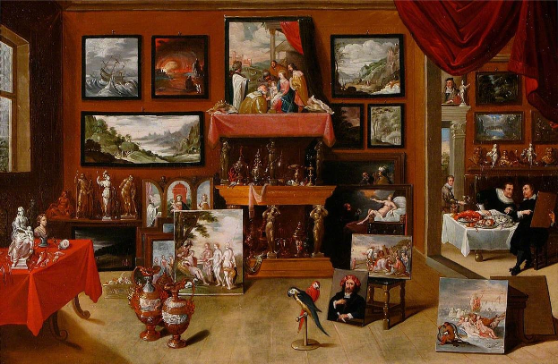Gemälde mit dem Titel "Das Künstleratelier" von Jan van Eyck, das einen Raum mit zahlreichen Kunstwerken an den Wänden, ein Fenster auf der linken Seite, einen Vorhang auf der rechten Seite, sitzende und stehende Personen und einen zentralen Tisch mit Skulpturen und Gegenständen zeigt.