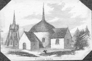 Eine Schwarz-Weiß-Radierung einer Kirche mit einem Kirchturm, umgeben von Bäumen und einem bewölkten Himmel, mit dem Text "Voxtorps Kyrka, die Kirche der Heiligen Dreifaltigkeit" unten.
