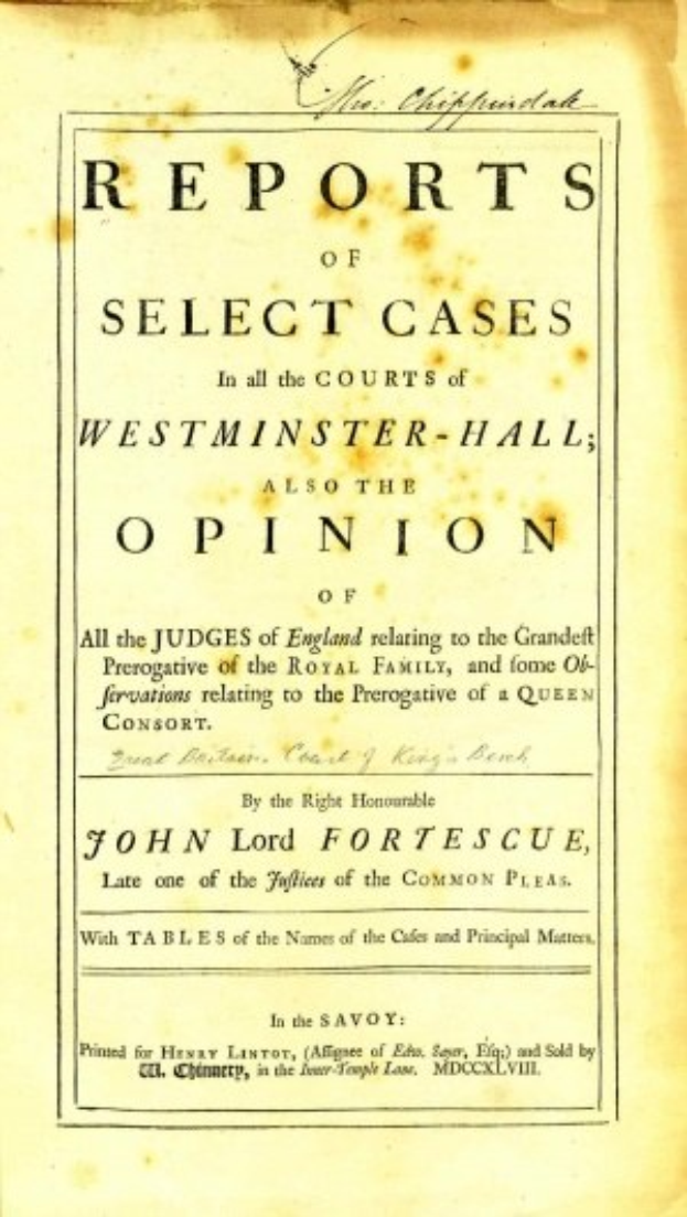 Altes Buch mit dem Titel 'Berichte über ausgewählte Fälle in den Westminster-Hall-Gerichten sowie die Meinung von John Lord Fortescue' geöffnet auf einer Seite mit schwarzem Text.