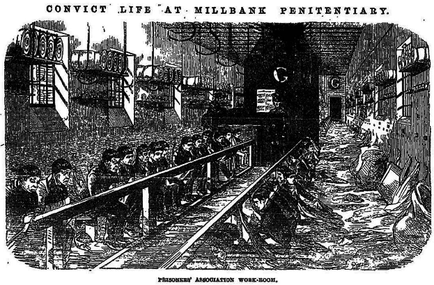 Schwarze und weiße Zeichnung eines Bahnhofs mit Menschen auf verschiedenen Oberflächen, einschließlich Bahnschienen, Geländern, Wänden und Fenstern, mit dem Text "verurteilt zum Leben in der Millbank-Gefängnis" oben und unten.