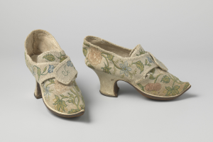 Jimmy Choo Heels von Suki Waterhouse flüstern Romantik bei Women in Power