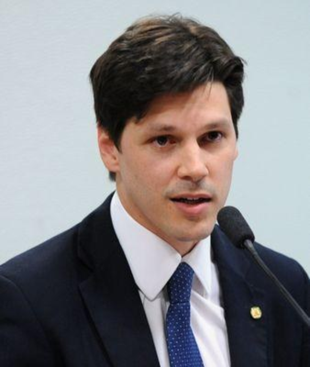 Mann in Anzug und Krawatte spricht in ein Mikrofon an einem Rednerpult, wahrscheinlich um ein Regierungsgesetz zur Verbots des Internets zu unterstützen.