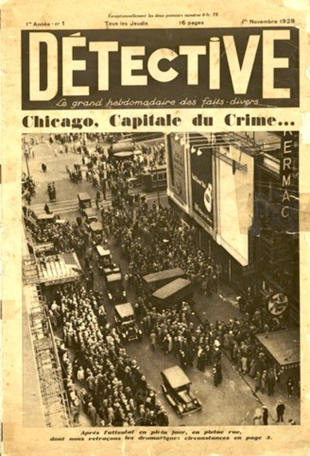 Schwarz-weißes Foto einer alten Zeitung mit der Schlagzeile "Detective, Chicago, Capital du Crime", das eine Menschenmenge, Fahrzeuge und Gebäude zeigt.