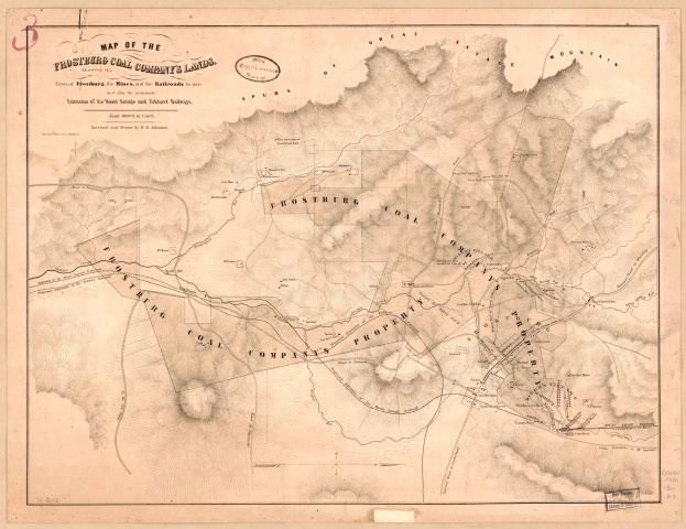 Eine detaillierte Karte der Ländereien der Frostburg Coal Company, die Straßen, Gebäude und andere Merkmale zeigt, mit Text, der Informationen über die Größe, den Standort und die Merkmale des Landes bereitstellt.