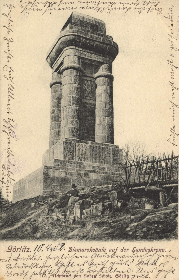 Alte Postkarte mit einer Zeichnung des Bismarcksäule-Denkmals auf der Landeskrone, umgeben von Bäumen und Felsen, mit Text unten, der lautet: "Bismarcksäule auf der Landeskrone".