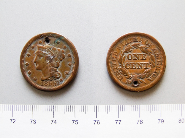 Waage mit zwei Münzen, eine davon als 1855 Capped Bust Half Cent mit sichtbarem Text und Zahlen.