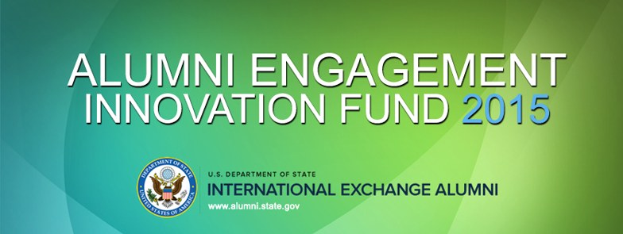 Grüner Hintergrund mit zentralem weißem Text "Alumni Engagement Innovation Fund 2015" und einem blauen Kreis-Logo mit weißer Umrandung und einem weißen Stern in der Mitte.