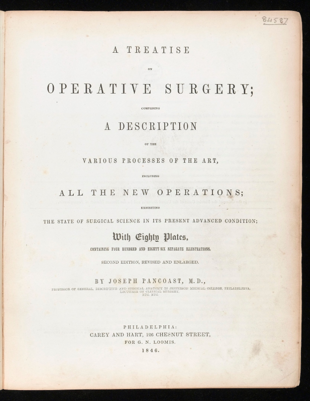 Ein aufgeschlagenes Buch mit dem Titel "Abhandlung über die operative Chirurgie: Beschreibung verschiedener Verfahren der Kunst, alle neuen Operationen" vor einem dunklen Hintergrund.