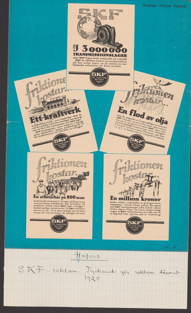 Ein altes Buch mit losen Papieren, die handgeschriebene Texte enthalten, liegt oben drauf.