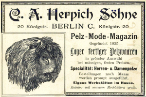 Alte Werbeplakat mit einem Löwenkopf mit wildem Ausdruck und wallender Mähne, mittig über dem Wort 'Löwe'.