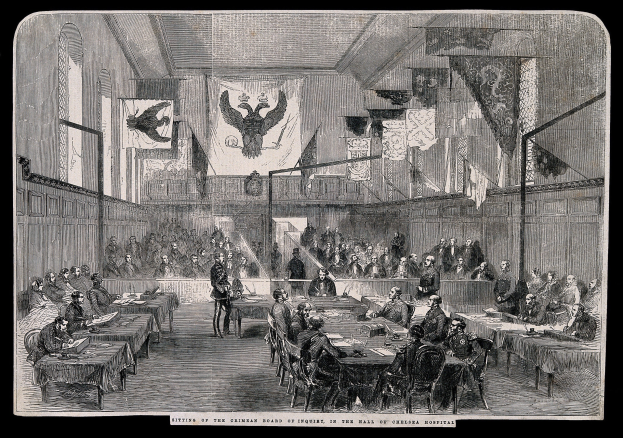 Schwarze und weiße Illustration einer formellen Besprechung in einem großen Saal mit sitzenden und stehenden Teilnehmern, Tischen mit Papieren, Flaggen und einer Wand im Hintergrund, betitelt "Sitzung des Criminal Board of Inquiry im Hall of Chelsea Hospital."