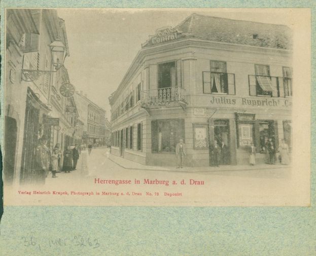 Schwarz-weißes Straßenbild in Marburg, Deutschland, mit Gebäuden, Fußgängern und Himmel, mit Text unten.