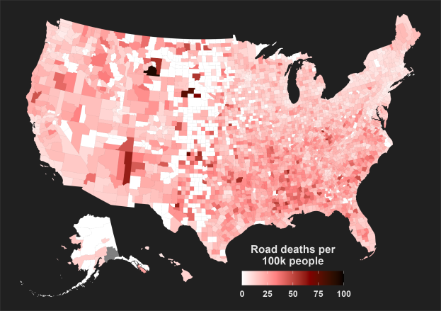 Eine Karte der Vereinigten Staaten, die die Verkehrsunfälle pro 100.000 Einwohner je Bundesstaat zeigt, wobei dunklere Farben höhere Sterberaten und hellere Farben niedrigere Sterberaten anzeigen, begleitet von Text und numerischen Daten.