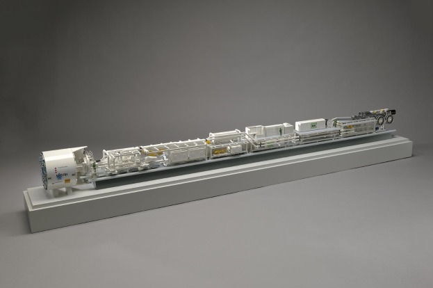 Ein detailliertes Modell eines Wasserstoff-Brennstoffzellensystems, das miteinander verbundene Komponenten wie einen Kraftstofftank, einen Filter und eine Einspritzdüse auf einer weißen Oberfläche zeigt.