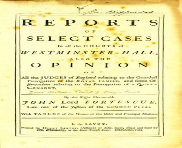 Ein altes Buch mit dem Titel "Reports of Select Cases in the Courts of Westminster-Hall, also the Opinion of John Lord Fortescue" liegt aufgeschlagen da, wobei eine Seite mit schwarzem Text zu sehen ist.