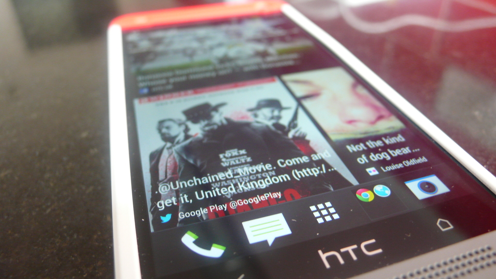 Ein Mobilgerät-Bildschirm mit verschiedenen Icons, Fotos und Text.