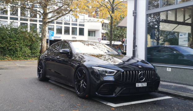 Polizei beschlagnahmt tiefergelegtes Mercedes