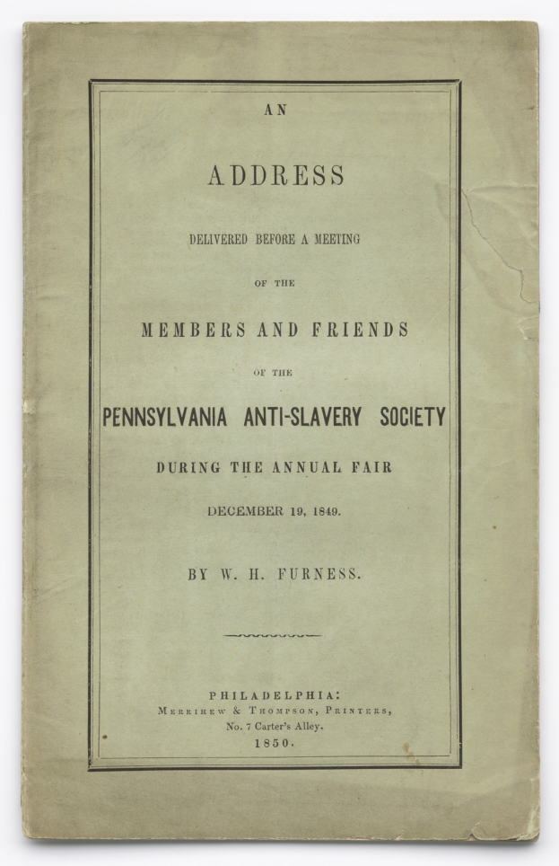 Offenes Buch mit dem Titel "Eine Ansprache vor einer Versammlung der Mitglieder und Freunde der Pennsylvania Anti-Sklaverei-Gesellschaft während der jährlichen Messe" mit sichtbarem gedrucktem Text auf der Seite.