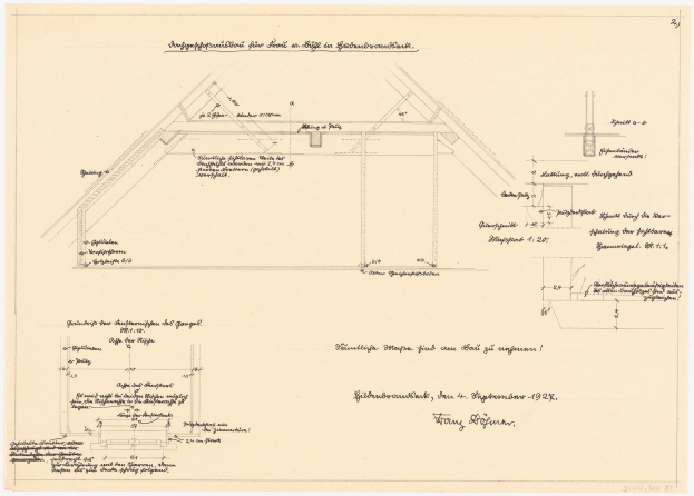 Schwarz-weißes architektonisches Zeichnung eines Hauses mit einem geneigten Dach, einschließlich detaillierter Grundrisse und Textanmerkungen auf dem Papier.
