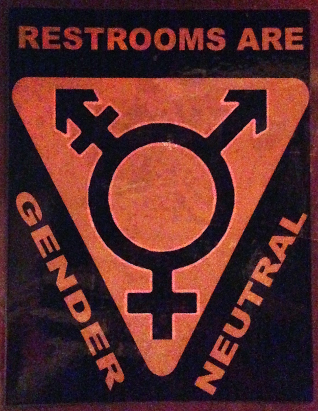 Ein Plakat mit der Aufschrift "Geschlechterneutrale Toiletten" betont die Inklusivität in den Toiletteneinrichtungen.